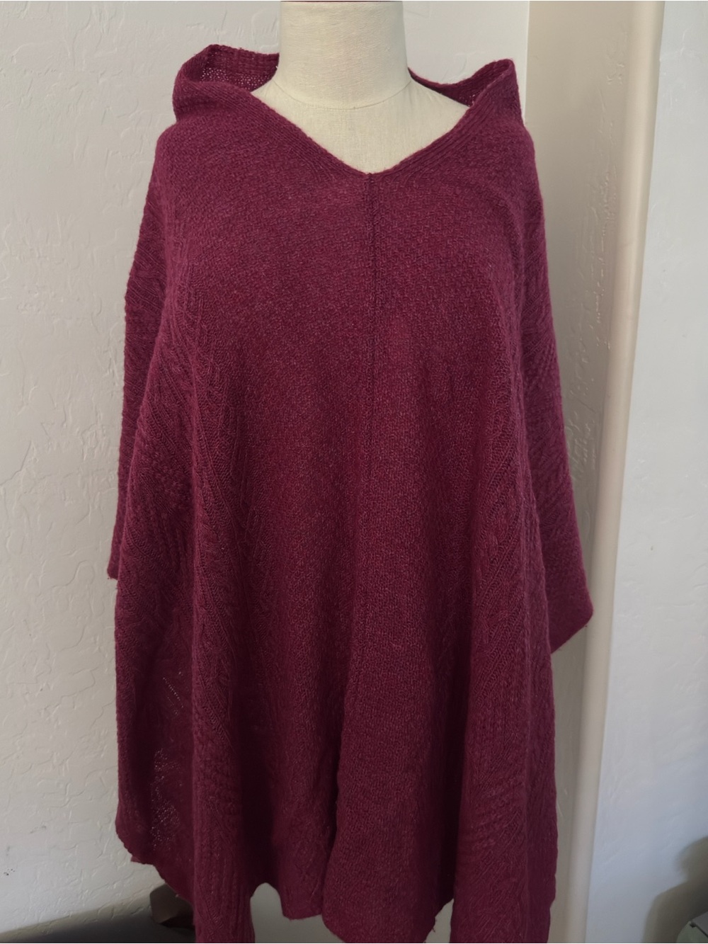 One Size Womens Cozy Wool-Cashmere Sweater - Berry Poncho